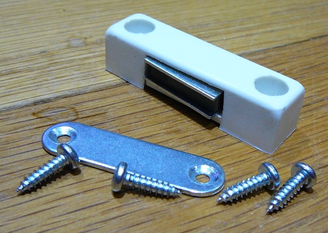 flyscreen-door-magnet