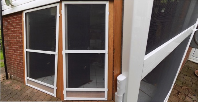 Aluminium flyscreen door