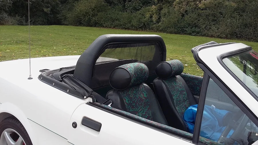Wind deflector mesh fitted in convertible